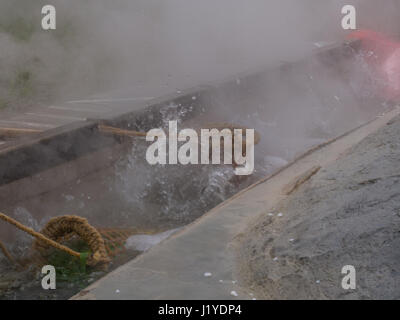 La cuisson des œufs et des légumes dans l'eau de sources thermales de montagne Taiping à Taiwan Banque D'Images