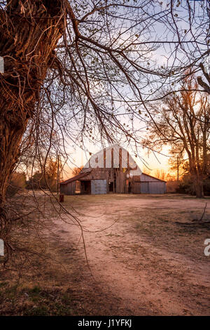 Ancienne grange dans le pays au coucher du soleil. Banque D'Images