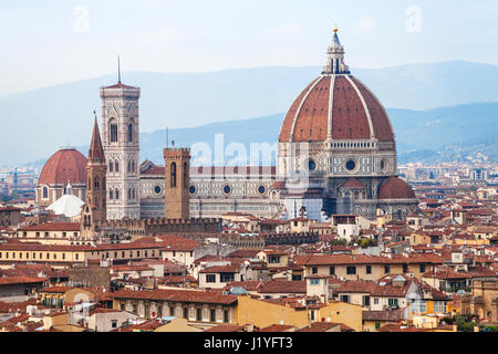 Voyage d'Italie - vue ci-dessus de la cathédrale Duomo de Florence ville de Piazzale Michelangelo dans la soirée d'automne Banque D'Images