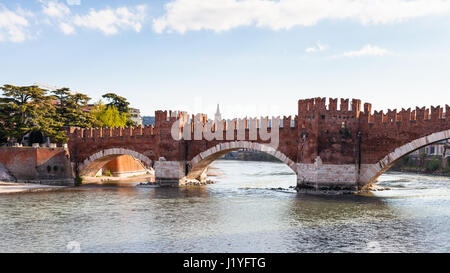 Voyage d'Italie - vue du Castel Vecchio fortifiée (Pont Scaliger, Ponte Scaligero) sur l'Adige à Vérone ville au printemps Banque D'Images