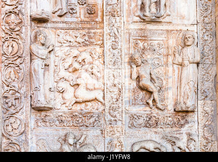 Voyage d'Italie - ornement extérieur médiévale sur porte de la Basilique di San Zeno ( San Zeno Maggiore, San Zenone) dans la ville de Vérone Banque D'Images