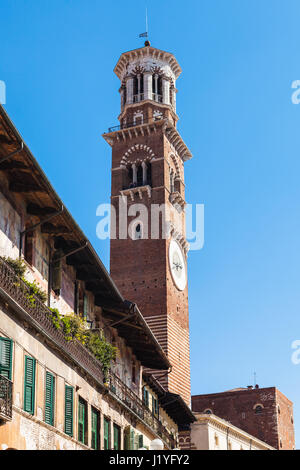 Voyage d'Italie - vue de Torre dei Lamberti tower à Vérone ville au printemps Banque D'Images