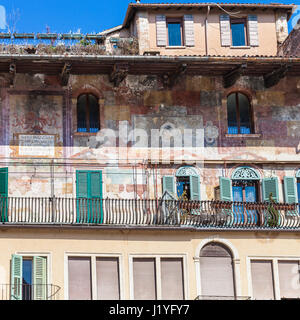 Voyage d'Italie - peinture médiévale de façade maison urbaine (cas Mazzanti) sur la Piazza delle Erbe (place du marché) dans la ville de Vérone au printemps Banque D'Images