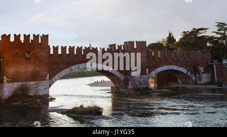 Voyage d'Italie - Vue du pont Scaliger (Castelvecchio) sur l'Adige à Vérone dans la ville le soir de printemps Banque D'Images