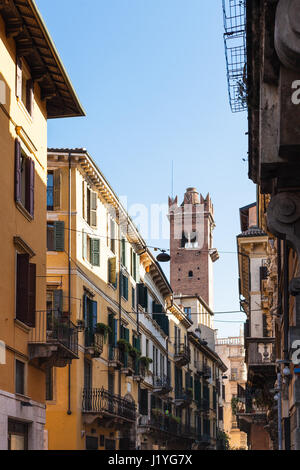 Voyage d'Italie - voir la tour de Torre del Gardello par rue Corso Porta Borsari Vérone en ville au printemps Banque D'Images