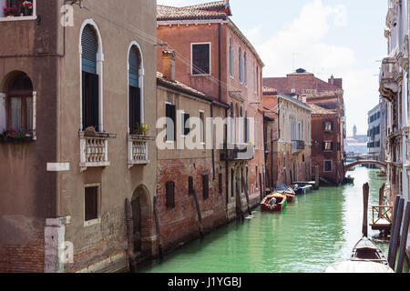 Voyage d'Italie - maisons urbaines sur le bord du rio de la Pieta canal in Venice city au printemps Banque D'Images