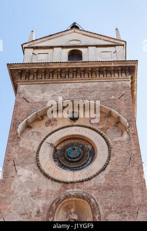 Voyage d'Italie - Torre dell'orologio (Tour de l'horloge) du Palazzo della Ragione à Mantoue ville au printemps Banque D'Images