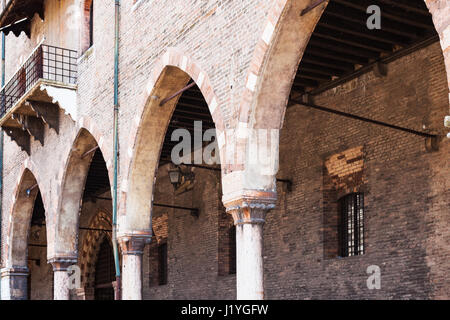 Voyage d'Italie - loggia de Palazzo Ducale di Mantova (Palazzo del Capitano, Reggia dei Gonzaga, Palazzo Ducale, Palais Ducal) sur la Piazza Sordello en M Banque D'Images