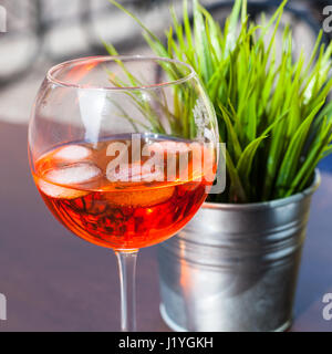 Voyage d'Italie - cocktail Spritz avec de la glace sur la table de restaurant dans la ville de Padoue au printemps Banque D'Images