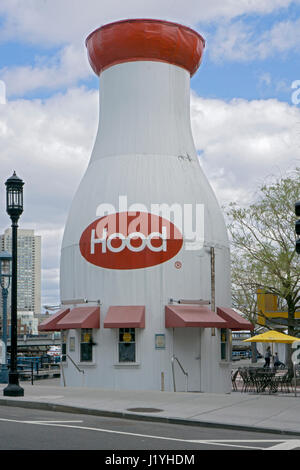 Le bâtiment phare de Hood Milk Bottle près du Children's Museum à Boston, Massachusetts. Banque D'Images