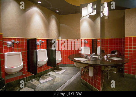 La chambre des hommes ornés de couleurs à Legal Sea Food restaurant à Boston, Massachusetts. Banque D'Images