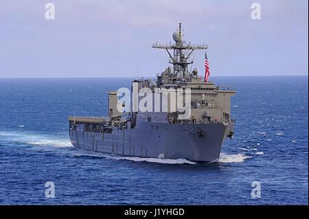 La Marine américaine de classe Harpers Ferry landing ship dock amphibie USS Pearl Harbor, cuit au large de la côte de Californie le 8 avril 2017 dans l'océan Pacifique. (Photo par Ramon Rendez/Planetpix via l'US Navy) Banque D'Images