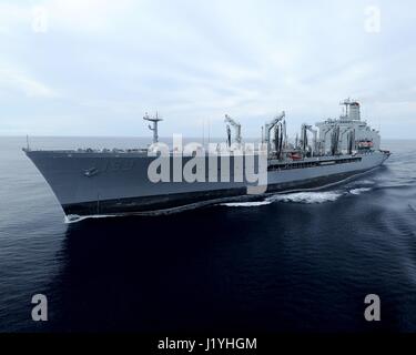 La Marine américaine Henry J. Kaiser-classe en cours de reconstitution de la flotte USNS Tippecanoe lubrificateur cuit en cours le 3 avril 2017 dans la mer de Chine du Sud. (Photo par Larry S. Carlson/Planetpix via l'US Navy) Banque D'Images