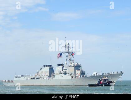 La Marine américaine de la classe Arleigh Burke destroyer lance-missiles USS Oscar Austin quitte la Naval Station Norfolk le 17 avril 2017, à Norfolk, en Virginie. (Photo de Jessica Kellogg/Planetpix via l'US Navy) Banque D'Images