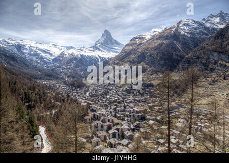 Vue sur le Cervin et Zermatt dans les Alpes Suisses Banque D'Images