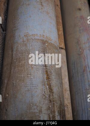 Colonnes avec graffity croisés dans l'église du Saint-Sépulcre à Jérusalem Banque D'Images