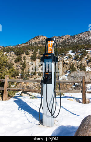 Une station de recharge pour voitures électriques, dans la neige, à la périphérie de Buena Vista, CO, USA. Banque D'Images