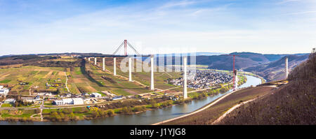 La construction du pont de haute Moselle side vue panoramique sur le paysage de la vallée de la Moselle Rheinland Pfalz Allemagne Banque D'Images