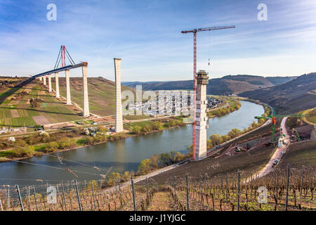 La construction du pont de haute Moselle vue latérale sur le paysage de la vallée de la Moselle Rheinland Pfalz Allemagne Banque D'Images