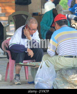Les gens jouent au jeu traditionnel du parc à Tainan Tainan Taiwan. Banque D'Images