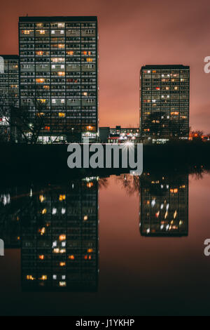 Des tours d'appartements dans la Gorbals reflétée dans la rivière Clyde à Glasgow, Écosse la nuit. Image prise à partir de Glasgow Green. Banque D'Images