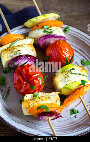 Le fromage Halloumi et légumes brochettes grillées sur la plaque avec les épices et fines herbes close up - régime végétalien végétarien sain accueil légumes grillés barbecue Banque D'Images