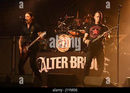 Fort Lauderdale en Floride, USA. Apr 21, 2017. Alter Bridge à effectuer sur la révolution, le 21 avril 2017 à Fort Lauderdale, en Floride. Credit : Mpi04/media/Alamy Punch Live News Banque D'Images