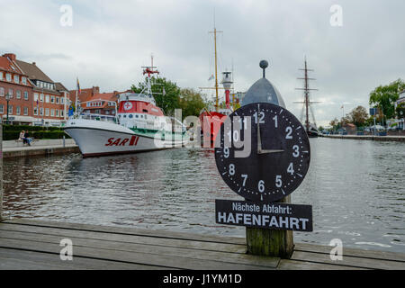 Fichier - Un fichier photo datée du 30 septembre 2016 indique le port d'Emden, en Allemagne. Photo : AFP Banque D'Images