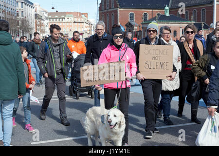 La place du château de Christiansborg, à Copenhague, Danemark. 22 avril, 2017. Les participants atteindre Christianborg. La marche de la science à Copenhague a débuté à l'Institut Niels Bohr et terminé à la parlement danois près de deux heures plus tard pour être suivi de deux heures d'illumination, de discours et de divertissement. Des milliers de scientifiques, des sciences nautiques et les personnes concernées ont participé à mettre l'accent sur la nécessité de l'éducation, les connaissances scientifiques et de la recherche et la nécessité de politiques fondées sur des preuves scientifiques d'éviter la tendance à la pseudo-science. Niels Quist Crédit / Alamy Live News Banque D'Images