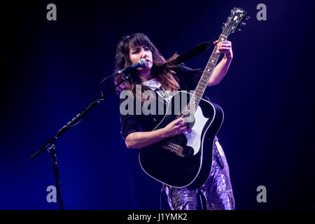 Turin, Italie 21 avril 2017. KT Tunstall effectue au Teatro Colosseo. Kate Victoria Tunstall (né le 23 juin 1975), plus connue sous le nom KT Tunstall, est un auteur-compositeur-interprète et musicien. Elle fait irruption dans l'oeil public avec un 2004 live en solo de sa chanson 'Black Horse and the Cherry Tree' à plus tard... avec Jools Holland. Né à Édimbourg à Hong Kong une danseuse exotique d'origine, elle a été adoptée par David et Rosemary Tunstall de St Andrews. À l'âge de quatre ans, elle a commencé à jouer du piano. Plus tard, elle a appris à jouer d'autres instruments de musique. Elle a participé à la Primaire et Lawhead Madras Co Banque D'Images