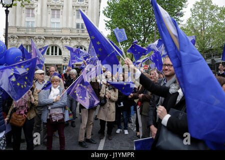 Paris, France. 22 avr, 2017. Vague militants pavillon européen 200 à 300 militants du mouvement d'impulsion de l'Europe a tenu un rassemblement à Parisi et ont défilé dans la ville pour montrer leur attachement à une Europe unie. Le rassemblement faisait partie d'une campagne plus large dans plusieurs villes allemandes et européennes, qui a lieu chaque dimanche. Photo : Cronos/Michael Debets Crédit : Cronos/Alamy Live News Banque D'Images