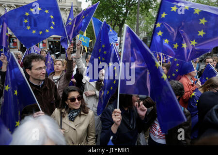 Paris, France. 22 avr, 2017. Vague militants pavillon européen 200 à 300 militants du mouvement d'impulsion de l'Europe a tenu un rassemblement à Parisi et ont défilé dans la ville pour montrer leur attachement à une Europe unie. Le rassemblement faisait partie d'une campagne plus large dans plusieurs villes allemandes et européennes, qui a lieu chaque dimanche. Photo : Cronos/Michael Debets Crédit : Cronos/Alamy Live News Banque D'Images