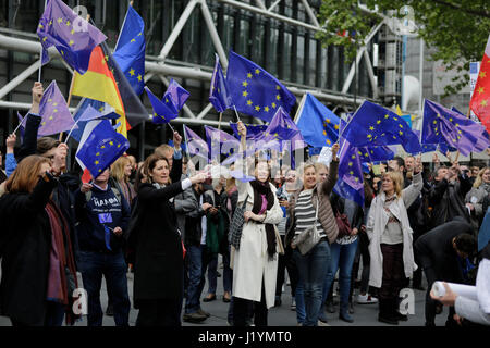 Paris, France. 22 avr, 2017. La vague des militants leur pavillon européen. 200 à 300 militants du mouvement d'impulsion de l'Europe a tenu un rassemblement à Parisi et ont défilé dans la ville pour montrer leur attachement à une Europe unie. Le rassemblement faisait partie d'une campagne plus large dans plusieurs villes allemandes et européennes, qui a lieu chaque dimanche. Photo : Cronos/Michael Debets Crédit : Cronos/Alamy Live News Banque D'Images