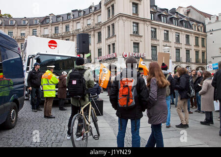 Munich, Allemagne. 22 avril, 2017. De la science mars Munich Allemagne le 22 avril 2017. La marche de la science est la première étape d'un mouvement mondial pour défendre le rôle vital que joue la science dans notre santé, la sécurité, les économies et les gouvernements. Credit : Luisa Fumi/Alamy Live News Banque D'Images