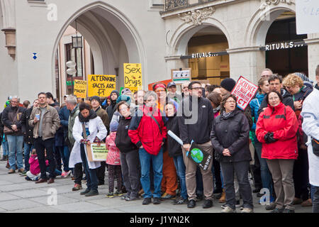 Munich, Allemagne. 22 avril, 2017. De la science mars Munich Allemagne le 22 avril 2017. La marche de la science est la première étape d'un mouvement mondial pour défendre le rôle vital que joue la science dans notre santé, la sécurité, les économies et les gouvernements. Credit : Luisa Fumi/Alamy Live News Banque D'Images