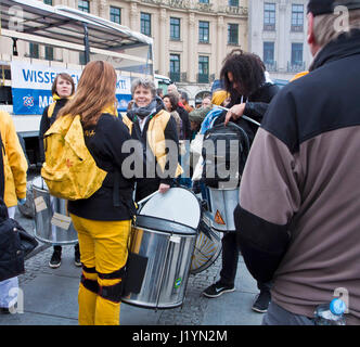 Munich, Allemagne. 22 avril, 2017. De la science mars Munich Allemagne le 22 avril 2017. La marche de la science est la première étape d'un mouvement mondial pour défendre le rôle vital que joue la science dans notre santé, la sécurité, les économies et les gouvernements. Credit : Luisa Fumi/Alamy Live News Banque D'Images