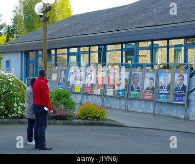 Le Vieux-marché, Bretagne, France. 22 avril, 2017. Les candidats sont affichés à l'extérieur des bureaux de vote calme devant la France's big jour de l'élection. Crédit : Luc Peters/Alamy Live News Banque D'Images