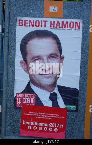 Le Vieux-marché, Bretagne, France. 22 avril, 2017. Les candidats sont affichés à l'extérieur des bureaux de vote calme devant la France's big jour de l'élection. Crédit : Luc Peters/Alamy Live News Banque D'Images