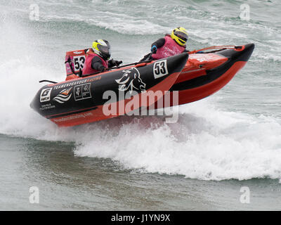 Newquay, Cornwall, UK. 22 avr, 2017. Le 5ème prb mis à l'UK Séries 1 & 2 de la 2017 Le 5ème prb mis à l'Championship. La célèbre plage de Fistral accueille l'événement dans des conditions de surf atlantique Newquay, Cornwall, UK. Crédit : Robert Taylor/Alamy Live News Banque D'Images