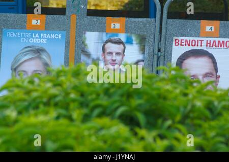 Le Vieux-marché, Bretagne, France. 22 avril, 2017. Les candidats sont affichés à l'extérieur des bureaux de vote calme devant la France's big jour de l'élection. Crédit : Luc Peters/Alamy Live News Banque D'Images