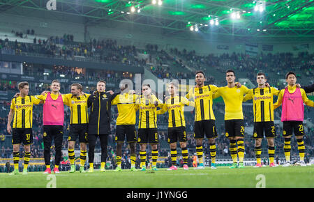 Moenchengladbach, Allemagne. 22 avr, 2017. dpatop - les joueurs de Dortmund cheer sur la victoire après la Bundesliga match de foot entre Borussia Moenchengladbach et Borussia Dortmund Borussia Park dans le stade de Mönchengladbach, Allemagne, 22 avril 2017. Photo : Guido Kirchner/dpa/Alamy Live News Banque D'Images