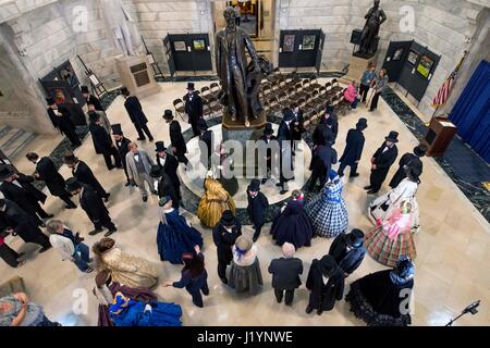 Frankfort, Kentucky, USA. Apr 21, 2017. Les participants à la convention annuelle de l'Association des diffuseurs Lincoln recueillir dans la rotonde de la capitale de l'Etat. L'ALP est une organisation d'hommes et de femmes consacrés à Abraham Lincoln et Mary Lincoln à la vie pour les fêtes, les défilés, les sociétés historiques, les écoles, les films et pièces de théâtre. Crédit : Brian Cahn/ZUMA/Alamy Fil Live News Banque D'Images