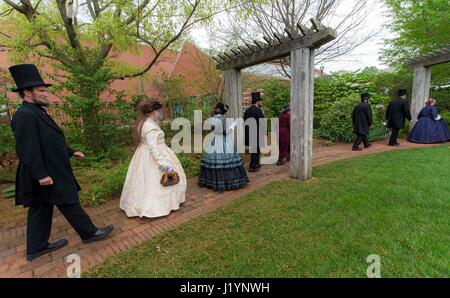 Frankfort, Kentucky, USA. Apr 21, 2017. Les participants à la convention annuelle de l'Association des diffuseurs de la vieille tour Lincoln Governor's Mansion. L'ALP est une organisation d'hommes et de femmes consacrés à Abraham Lincoln et Mary Lincoln à la vie pour les fêtes, les défilés, les sociétés historiques, les écoles, les films et pièces de théâtre. Crédit : Brian Cahn/ZUMA/Alamy Fil Live News Banque D'Images