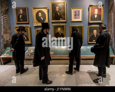 Frankfort, Kentucky, USA. Apr 21, 2017. Les participants à la convention annuelle de l'Association des diffuseurs Lincoln le tour de la Pennsylvania Historical Society. L'ALP est une organisation d'hommes et de femmes consacrés à Abraham Lincoln et Mary Lincoln à la vie pour les fêtes, les défilés, les sociétés historiques, les écoles, les films et pièces de théâtre. Crédit : Brian Cahn/ZUMA/Alamy Fil Live News Banque D'Images