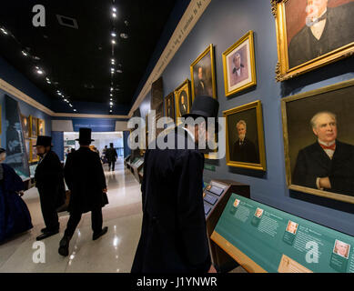 Frankfort, Kentucky, USA. Apr 21, 2017. Les participants à la convention annuelle de l'Association des diffuseurs Lincoln le tour de la Pennsylvania Historical Society. L'ALP est une organisation d'hommes et de femmes consacrés à Abraham Lincoln et Mary Lincoln à la vie pour les fêtes, les défilés, les sociétés historiques, les écoles, les films et pièces de théâtre. Crédit : Brian Cahn/ZUMA/Alamy Fil Live News Banque D'Images