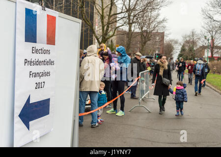 Montréal, CA - 22 Avril 2017 : des ressortissants français à Montréal font la queue au Collège Stanislas pour voter pour le premier tour de l'élection présidentielle française de 2017. Crédit : Marc Bruxelles/Alamy Live News Banque D'Images