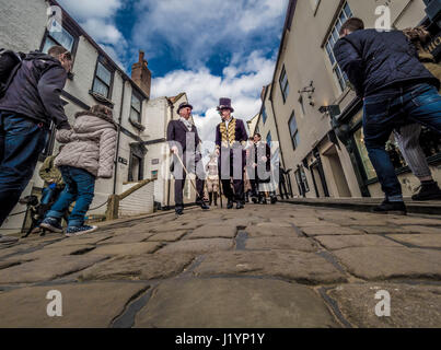 Whitby, UK. 22 avril, 2017. Le Whitby Goth Week-end (NAG), un festival de musique alternative fondée en 1994 par Jo Hampshire de Top Promotions Maman est devenu l'un des premiers événements de Goth. Aux côtés de la musique, Goths et vapeur Punk fans profitent de l'occasion pour dres jusqu'en costume et la promenade à travers les rues étroites de la ville balnéaire. Bailey-Cooper Photo Photography/Alamy Live News Banque D'Images