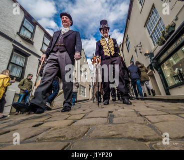 Whitby, UK. 22 avril, 2017. Le Whitby Goth Week-end (NAG), un festival de musique alternative fondée en 1994 par Jo Hampshire de Top Promotions Maman est devenu l'un des premiers événements de Goth. Aux côtés de la musique, Goths et vapeur Punk fans profitent de l'occasion pour dres jusqu'en costume et la promenade à travers les rues étroites de la ville balnéaire. Bailey-Cooper Photo Photography/Alamy Live News Banque D'Images