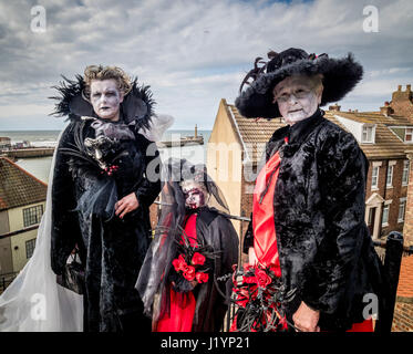 Whitby, UK. 22 avril, 2017. Le Whitby Goth Week-end (NAG), un festival de musique alternative fondée en 1994 par Jo Hampshire de Top Promotions Maman est devenu l'un des premiers événements de Goth. Aux côtés de la musique, Goths et vapeur Punk fans profitent de l'occasion pour dres jusqu'en costume et la promenade à travers les rues étroites de la ville balnéaire. Bailey-Cooper Photo Photography/Alamy Live News Banque D'Images