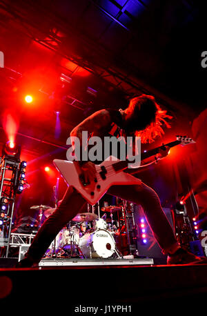 Las Vegas, USA. Apr 21, 2017. Mike D'Antonio le bassiste pour engager l'interrupteur tuer à Las Stique dans le centre-ville d'Event Center (DLVEC) à Las Vegas Nevada - Crédit : Ken Howard/Alamy Live News Banque D'Images